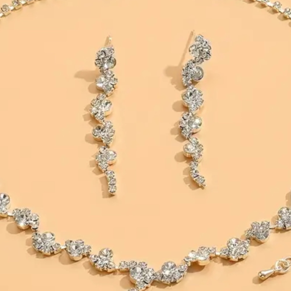 This set includes a necklace, earrings, and bracelet - Silver Plating & Zircons - Picture 7 of 8